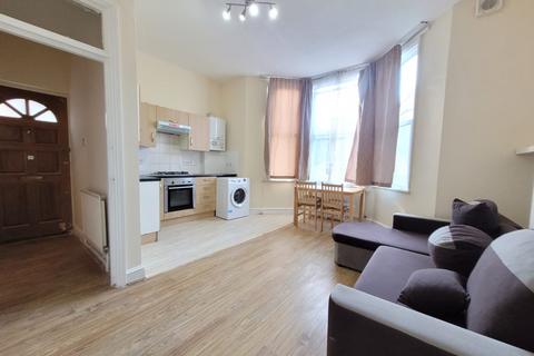 2 bedroom flat to rent, St. Pauls Road, London N17