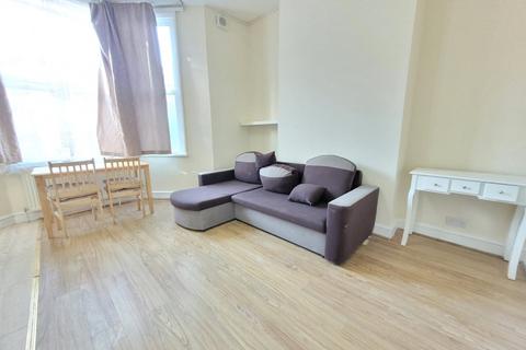 2 bedroom flat to rent, St. Pauls Road, London N17