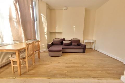 2 bedroom flat to rent, St. Pauls Road, London N17