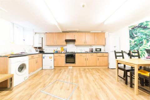 3 bedroom apartment to rent, £95 PPPW - 26-30 Clayton Street West