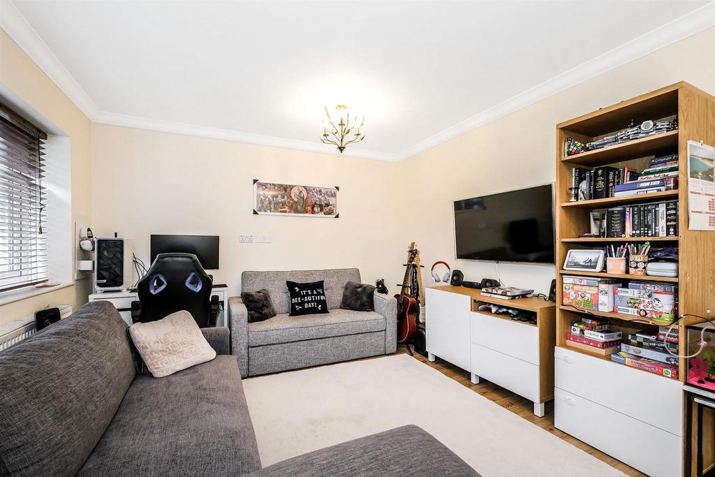 131 Brading Crescent-18 web.jpg