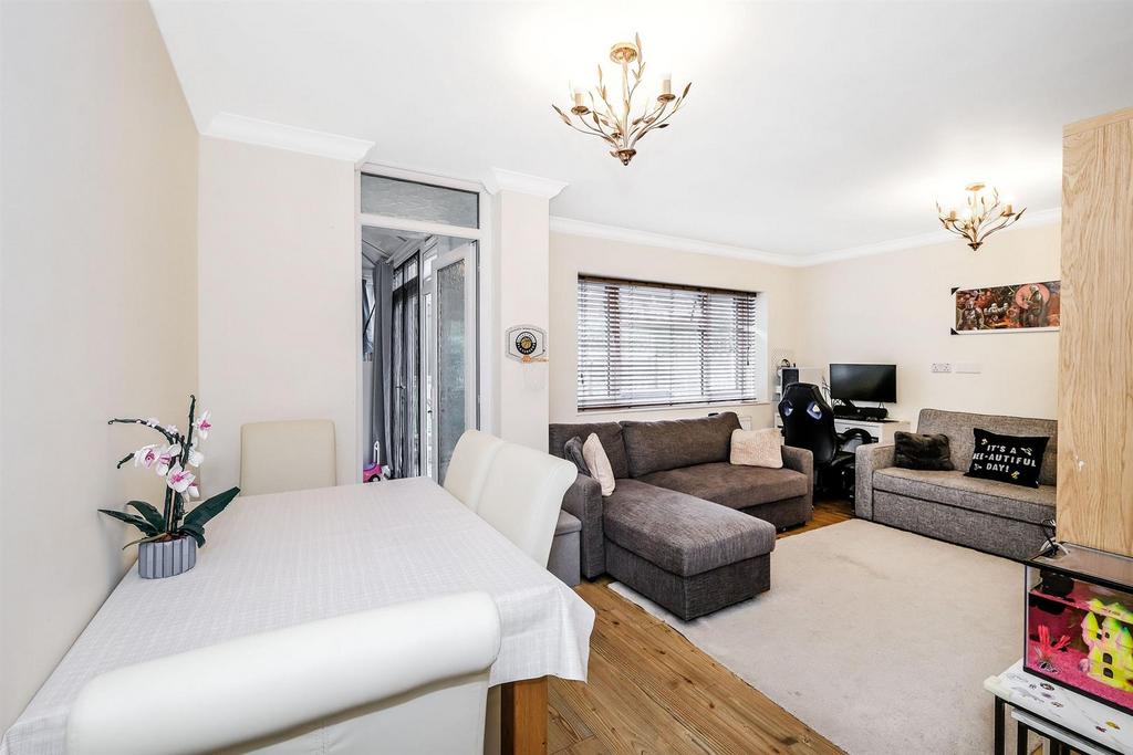 131 Brading Crescent-15 web.jpg