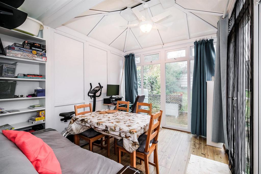 131 Brading Crescent-13 web.jpg