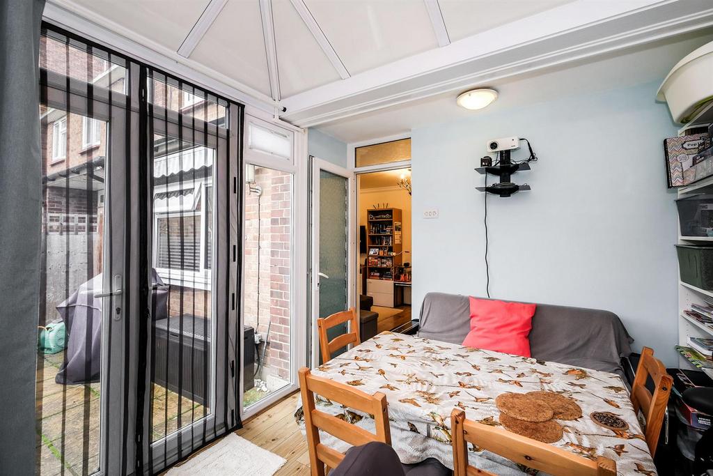 131 Brading Crescent-14 web.jpg