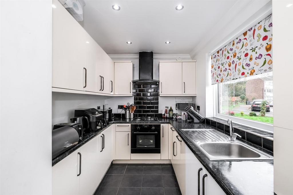 131 Brading Crescent-23 web.jpg