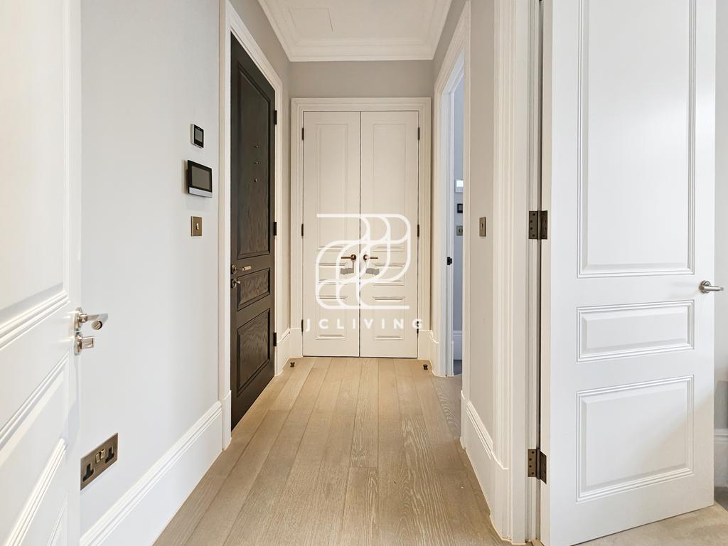 8 Allen Street, London W8