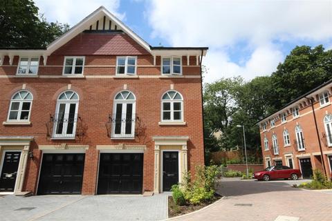 4 bedroom semi-detached house to rent, Clevelands Drive, Bolton BL1