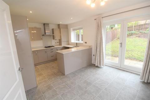 4 bedroom semi-detached house to rent, Clevelands Drive, Bolton BL1