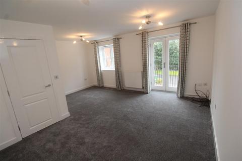 4 bedroom semi-detached house to rent, Clevelands Drive, Bolton BL1