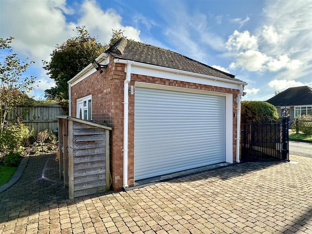 Detached garage