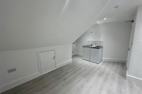 Studio to rent, 45 Colville Road