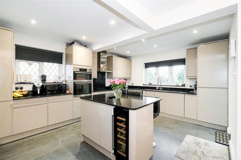 4 bedroom semi-detached house for sale, Stradbroke Grove, Buckhurst Hill