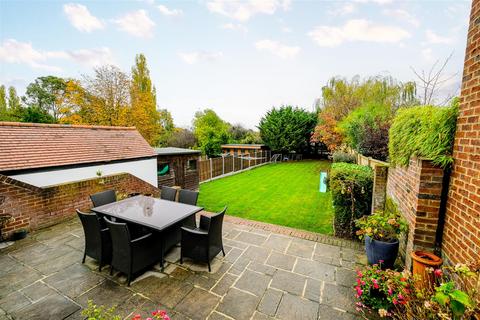 4 bedroom semi-detached house for sale, Stradbroke Grove, Buckhurst Hill