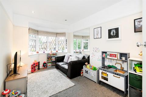 5 Stradbroke Grove, Buckhurst Hill, IG9 5PD