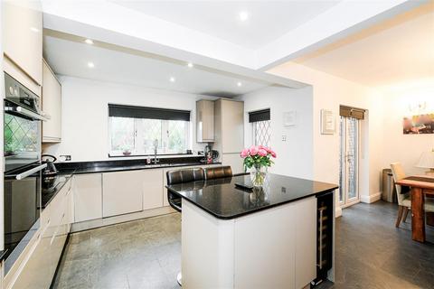 5 Stradbroke Grove, Buckhurst Hill, IG9 5PD