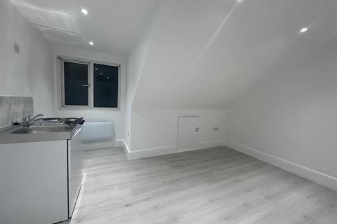 Studio to rent, 45 Colville Road