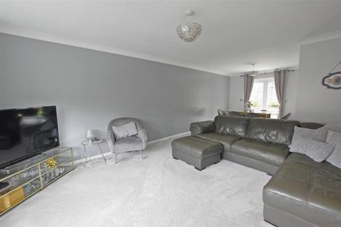 4 bedroom detached house to rent, Derwent Court, Ripponden