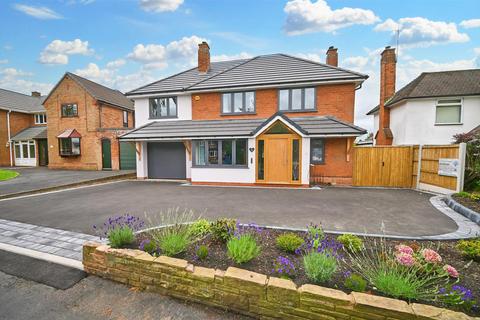 5 bedroom detached house to rent, 31 Queens Gardens, Codsall