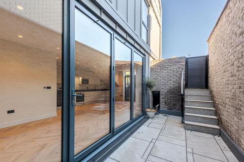 3 bedroom end of terrace house for sale, Tennyson Street, London SW8