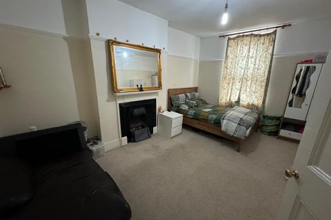 3 bedroom flat to rent, Station Road, Harrow HA1