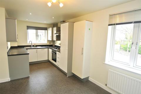 3 bedroom detached house to rent, Pinewood Drive, New Haw KT15