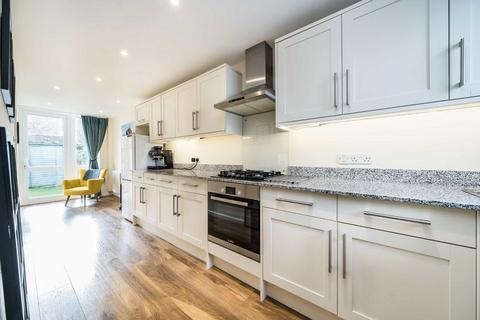 401 Garratt Lane, London, SW18 4SL