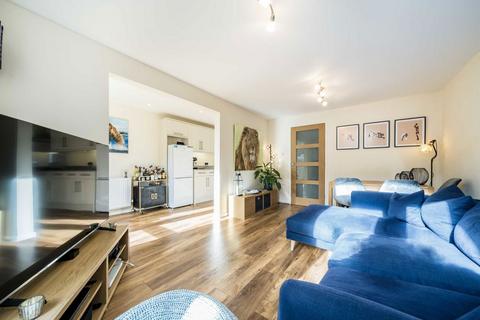401 Garratt Lane, London, SW18 4SL