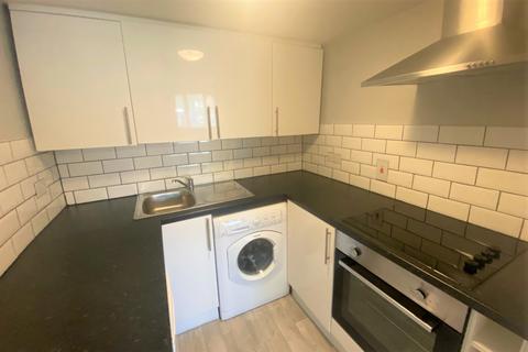 Studio to rent, Langshott, Horley RH6