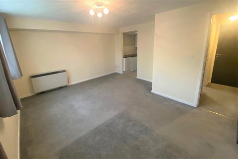 Studio to rent, Langshott, Horley RH6