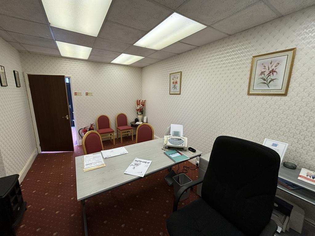 Spacious office suite/meeting room