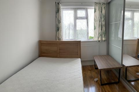 1 bedroom in a house share to rent, Northolt, UB5