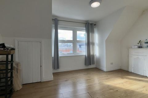 Studio to rent, Cricklewood Broadway, Cricklewood, NW2