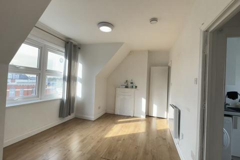 Studio to rent, Cricklewood Broadway, Cricklewood, NW2