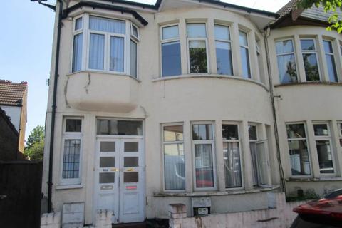 2 bedroom flat to rent, Beedell Avenue, Westcliff On Sea