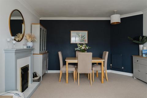 2 bedroom flat for sale, Royal Earlswood Park, Redhill