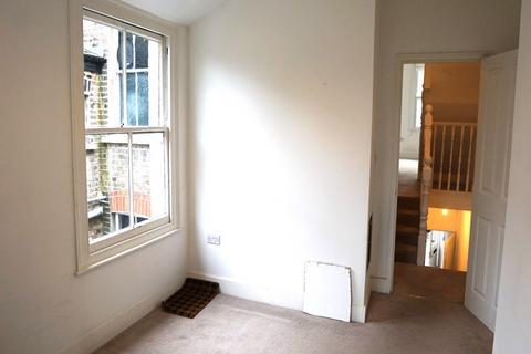 2 bedroom apartment to rent, First Floor Flat, Midmoor Road, London