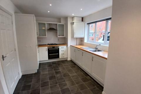 3 bedroom terraced house to rent, Tylehurst Drive, Redhill