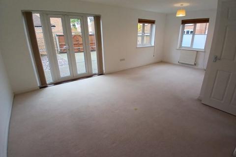 3 bedroom terraced house to rent, Tylehurst Drive, Redhill