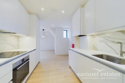 4 bedroom apartment to rent, Voss Court, London, SW16