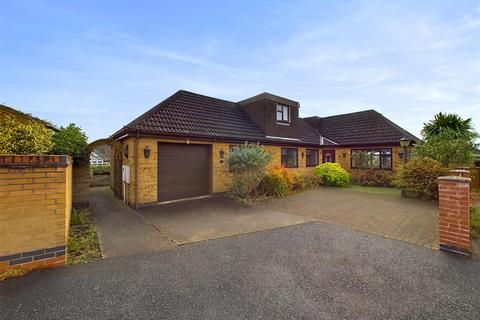 3 bedroom detached bungalow for sale, Chestnut Avenue, Nottingham NG3