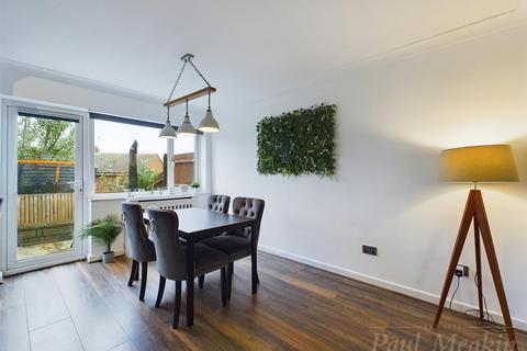 27 Ambleside Gardens, South Croydon, CR2 8SE