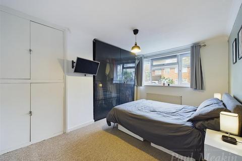 27 Ambleside Gardens, South Croydon, CR2 8SE