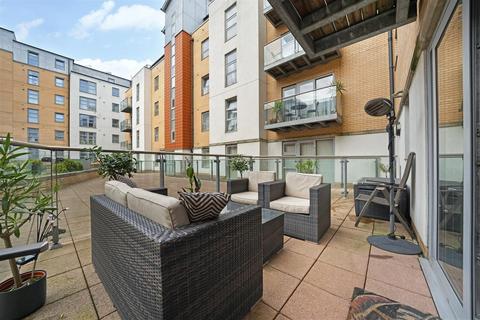 1 bedroom apartment for sale, Grove House, Queen Mary Avenue, London E18