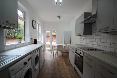 4 bedroom terraced house to rent, Howard Road, Leicester