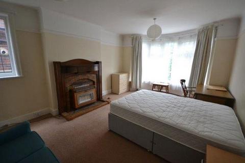 5 bedroom detached house to rent, Victoria Park Road, Leicester