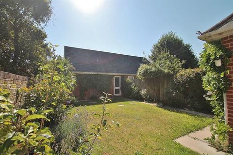 3 bedroom semi-detached house to rent, A The Avenue, Gravesend