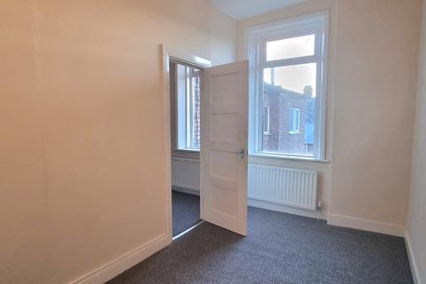 3 bedroom flat to rent, Westbourne Avenue, Gateshead NE8