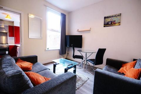 4 bedroom house share to rent, Hall Lane, Kensington,