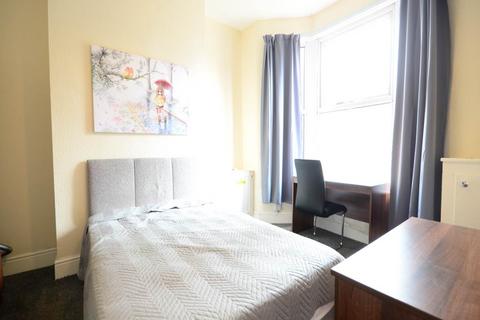 4 bedroom house share to rent, Hall Lane, Kensington,