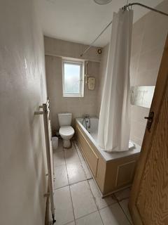 2 bedroom flat to rent, Wendover Court, Western Avenue, London